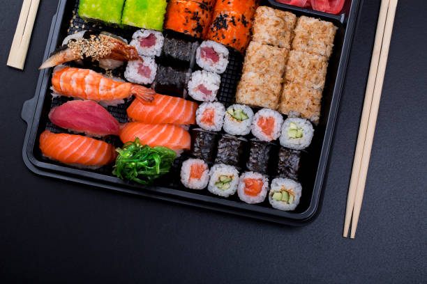 big sushi set in black plastic box - sushi food vegetarian food japanese cuisine imagens e fotografias de stock