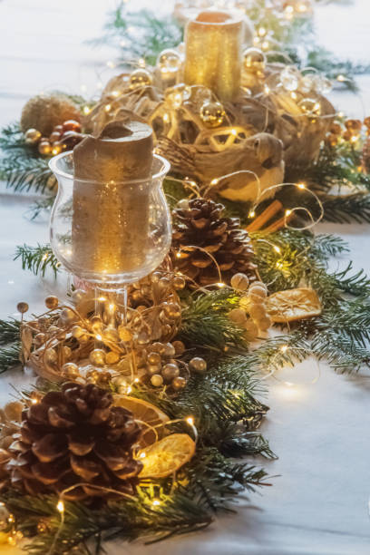 elegant traditional christmas table decorations 7. top angle view - tablesetting imagens e fotografias de stock