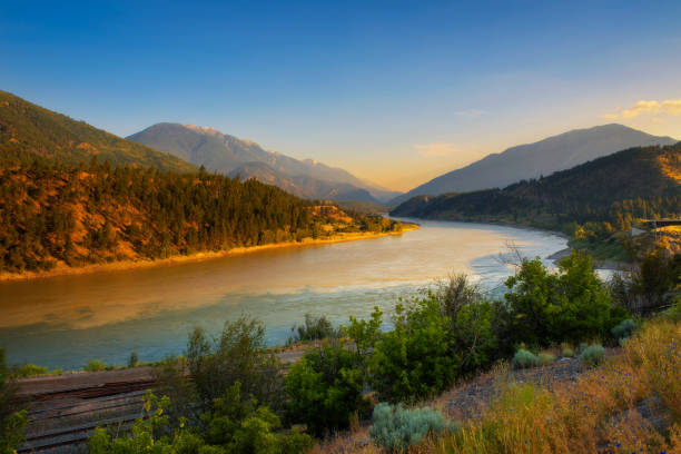 pôr do sol acima do rio fraser em lytton, canadá - canadian culture landscape mountain range mountain - fotografias e filmes do acervo