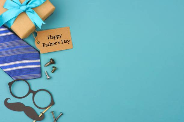 istock Happy Fathers Day gift tag with side border on a blue background 952047172