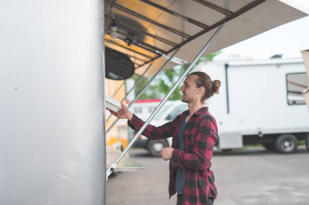 istock Food Cart Customers 952057998