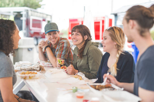 istock Food Cart Customers 952058016