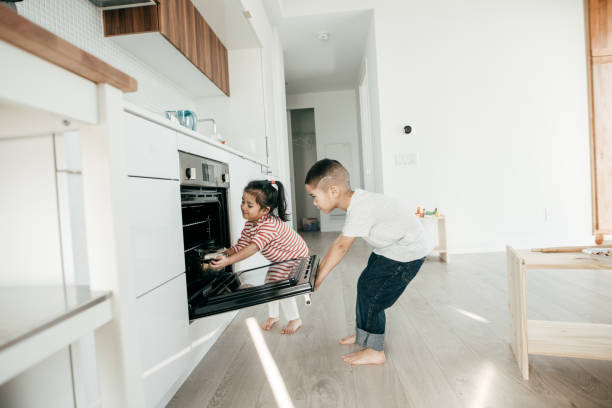 istock Letting the kids use the oven 952058640