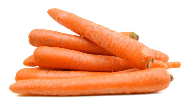 tubercules de carotte isolés sur fond blanc - healthy eating orange ingredient raw photos et images de collection