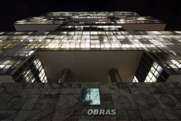 petrobras building facade at night with lights on - 5515 imagens e fotografias de stock