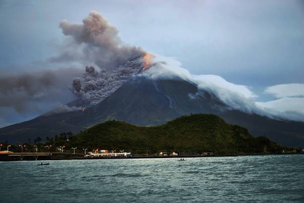 マヨン火山の噴火 - erupting ストックフォトと画像