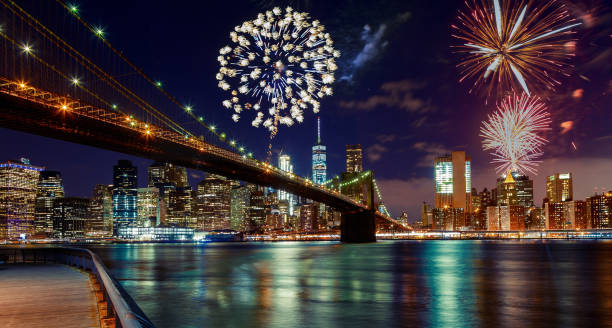 fajerwerki nad manhattanem, nowy jork. - new york city brooklyn bridge night zdjęcia i obrazy z banku zdjęć