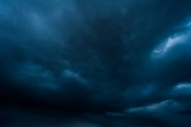kuvapankkikuvat ja rojaltivapaat kuvat aiheesta tummat myrskypilvet taustalla, tummat pilvet ennen ukkosmyrskyä. - stratocumulus