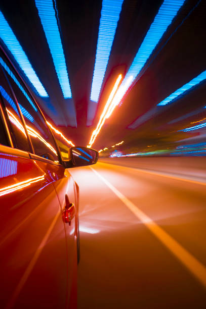 быстрый автомобиль, движущийся на фоне размытия движения - fast motion фотографии стоковые фото и изображения