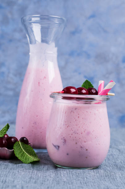 frullato con mirtillo rosso - healthy lifestyle cranberry healthy eating milk shake foto e immagini stock