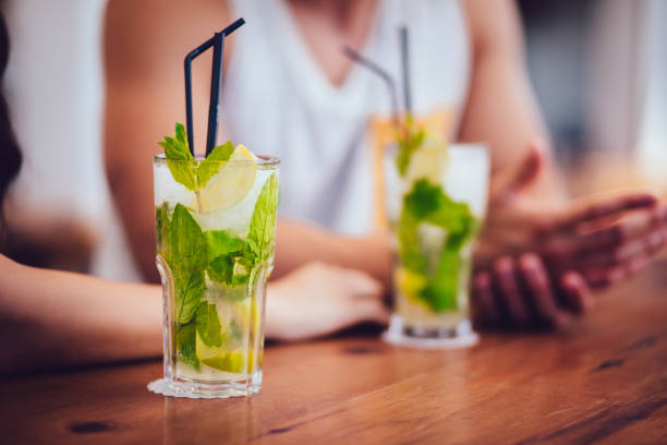 Close-up of mojito cocktails served at summer beach bar Close-up of mojioto cocktail drinks served in tall glasses at summer island beach bar beach bar stock pictures, royalty-free photos & images