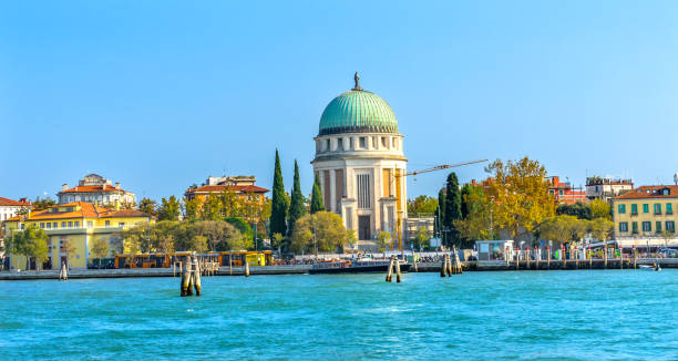 tempio votivo guerra memorial iglesia de grand canal venecia lido italia - lido fotografías e imágenes de stock