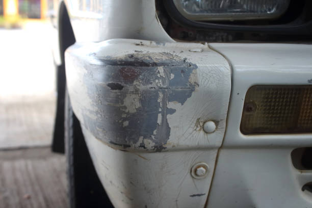 istock Cracked and peeling paint on an old car. 952081428