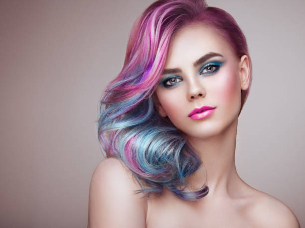 schönheit mode model mädchen mit bunt gefärbten haaren - dramatic make up stock-fotos und bilder