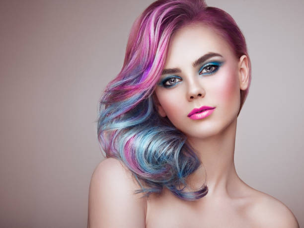 beauté mode modèle fille avec les cheveux teints coloré - couleur des cheveux photos et images de collection