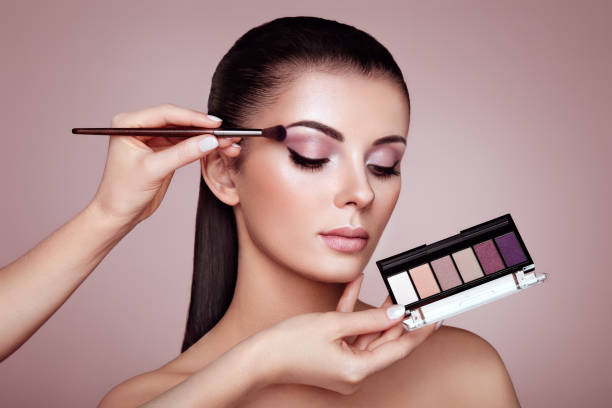 aplica la sombra de ojos maquillaje artista  - eyeshadow fotografías e imágenes de stock