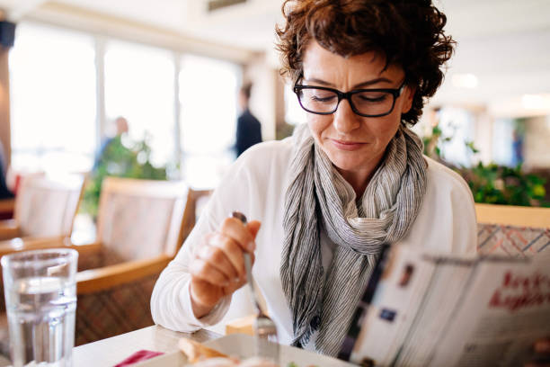 istock Woman having lunch at a restaurant 952090602