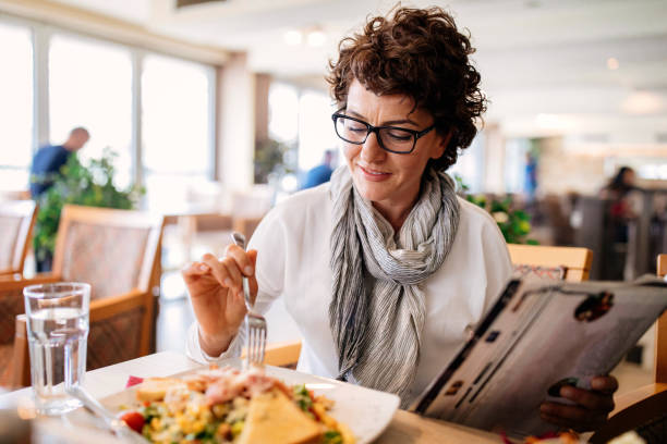 istock Woman having lunch at a restaurant 952090684