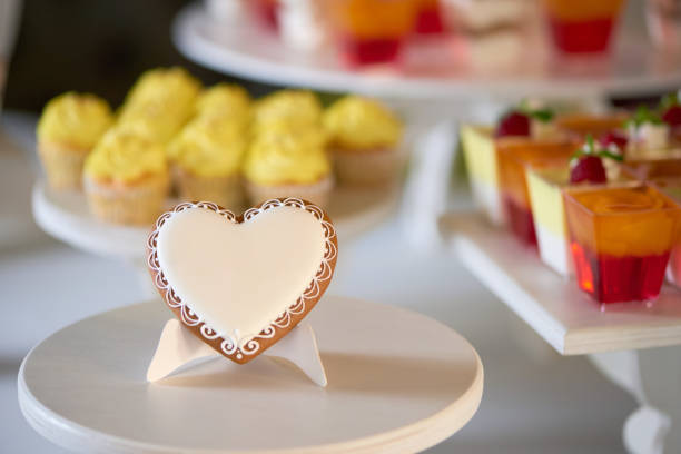 close-up of a sweet gingerbread cookie,covered with glaze - raspberry heart shape gelatin dessert valentines day imagens e fotografias de stock