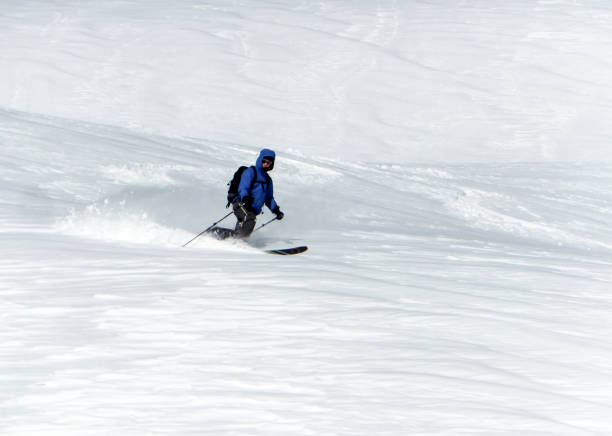 mężczyzna backcountry narciarz telemark narciarstwo w alpach w świeżym proszku - telemark skiing zdjęcia i obrazy z banku zdjęć