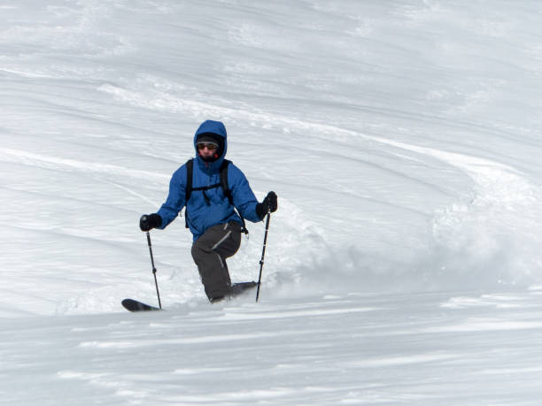 男性のバックカントリー スキーヤー テレマーク新雪のアルプス山脈でスキー - telemark skiing ストックフォトと画像