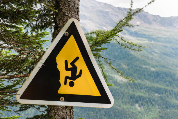 señal de peligro en un sendero de montaña en los alpes. atención al precipicio - steep road footpath moving down fotografías e imágenes de stock