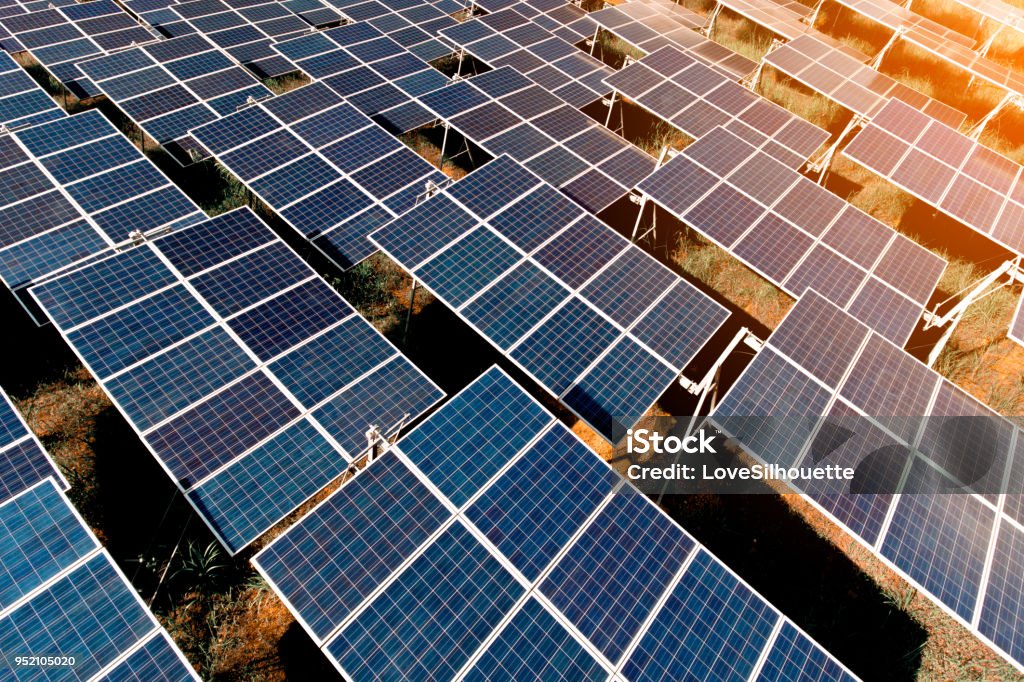 coucher de soleil sur la ferme solaire - Photo de Panneau solaire libre de droits