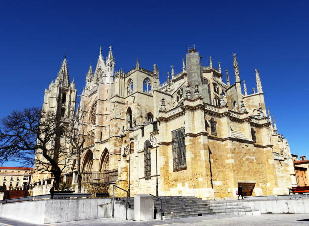 istock Una vista de la Catedral de Leon en un dia de sol 952107652