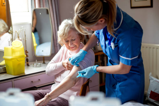 노인 독감 백신 - 영국 국민의료보험 뉴스 사진 이미지