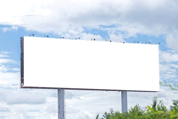 grand panneau d’affichage pour la saisie de texte. grands panneaux d’affichage, haut ciel bleu. - billboard bill city advertise photos et images de collection