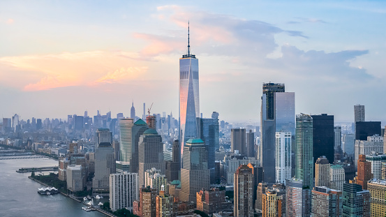 Bajo Manhattan con torre de la libertad que refleja las nubes photo