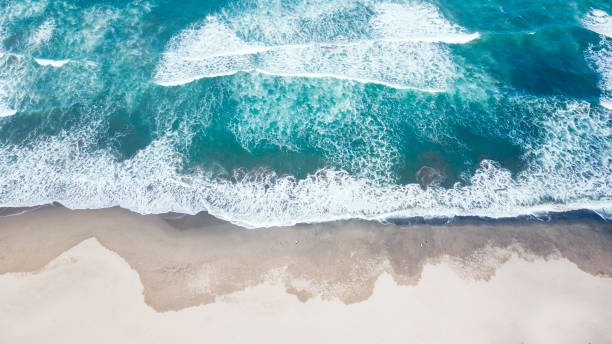 istock Coastline with frothy waves at Nusa Dua beach 952201556