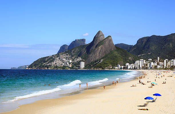 ipanema пляж в леблоне в рио-де-жанейро бразилия - ipanema district стоковые фото и изображения