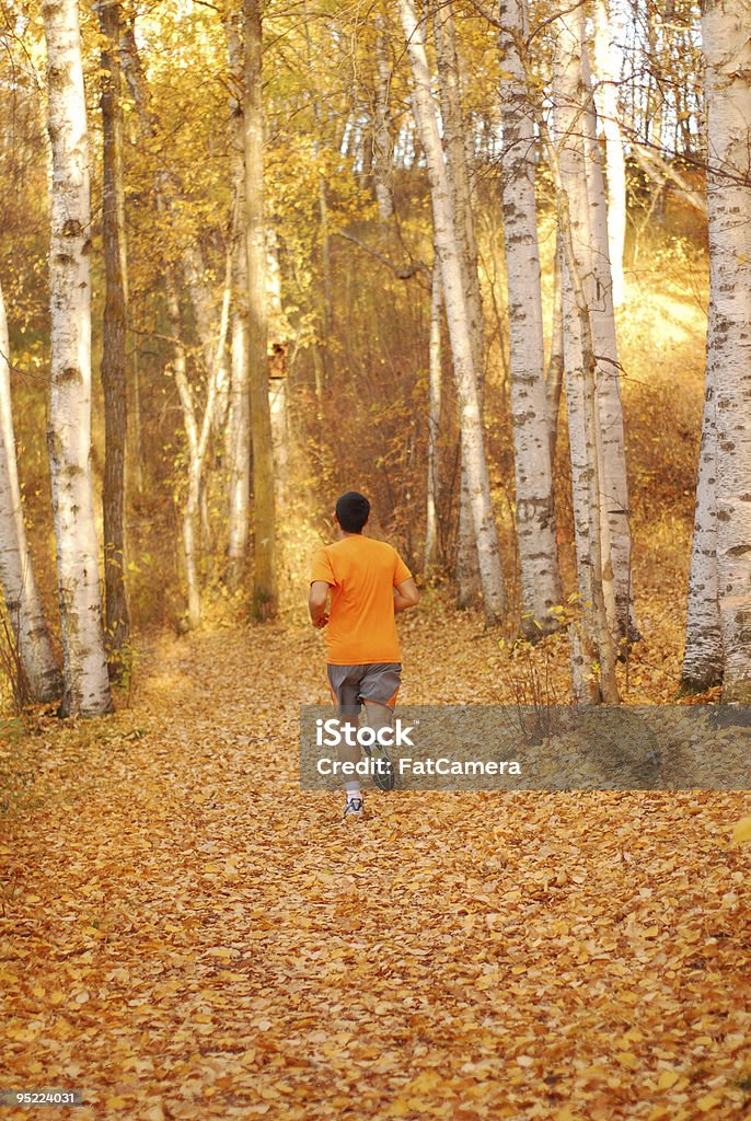 Corriendo en otoño - Foto de stock de 18-19 años libre de derechos
