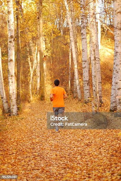 Corriendo En Otoño Foto de stock y más banco de imágenes de 18-19 años - 18-19 años, 20 a 29 años, 20-24 años