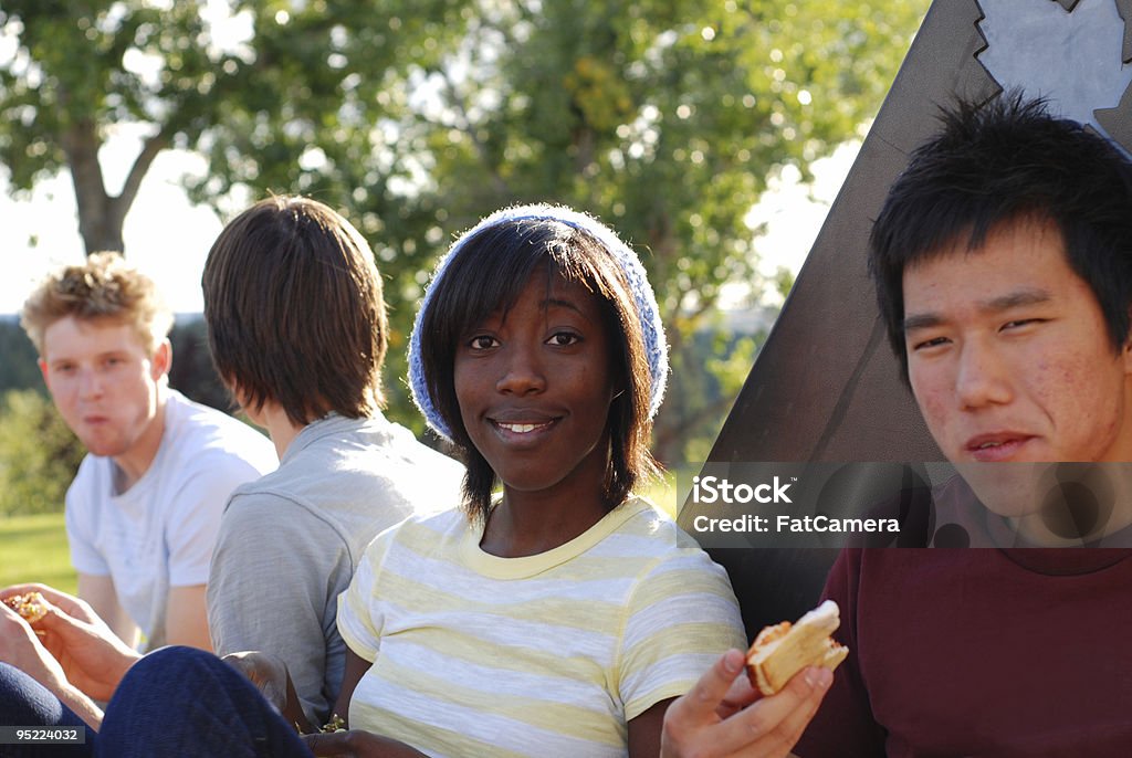 Studenti a pranzo - Foto stock royalty-free di 20-24 anni