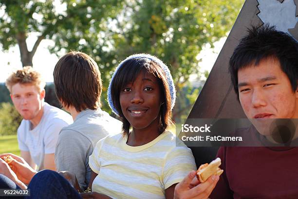 Studentów Na Lunchu - zdjęcia stockowe i więcej obrazów 20-24 lata - 20-24 lata, 20-29 lat, Afroamerykanin