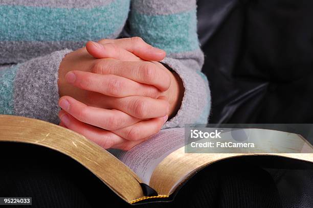 Foto de Bíblia De Leitura E Oração e mais fotos de stock de Rezar - Rezar, Pessoas, Bíblia