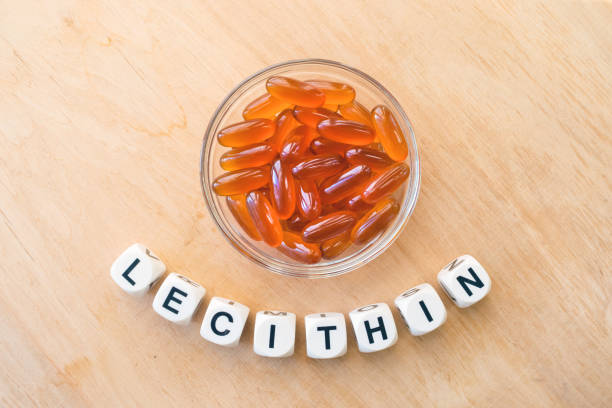 lecithin-gel-pillen in einer runde glasschale und mit dem wort lecetin - capsule gel effect pill vitamin pill stock-fotos und bilder