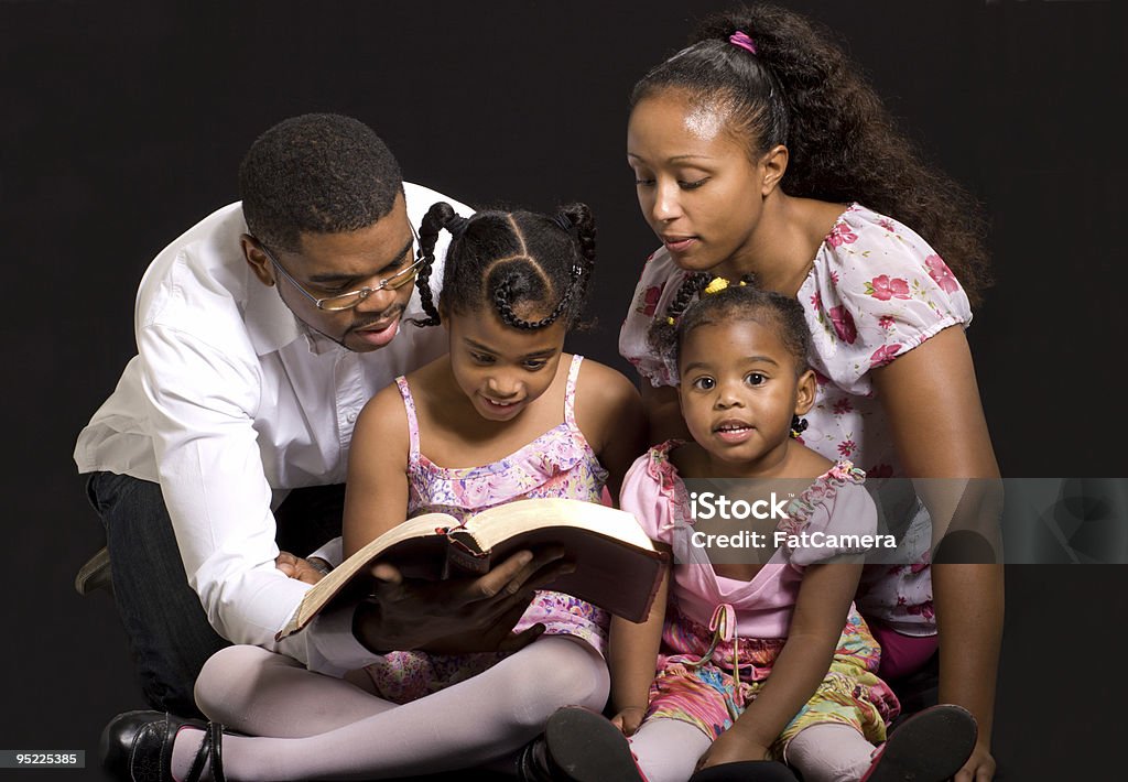 Familia de cuatro - Foto de stock de Biblia libre de derechos