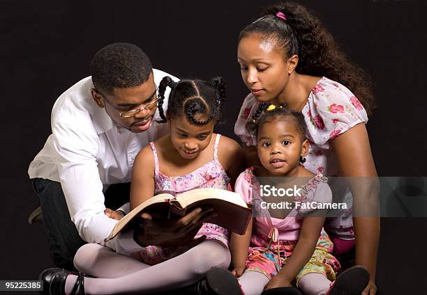 Familia De Cuatro Foto de stock y más banco de imágenes de Biblia - Biblia, Hijos, Leer