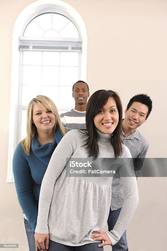 Diversas jovens adultos - Foto de stock de 18-19 Anos royalty-free