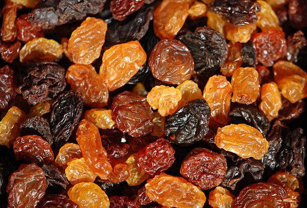 diferentes tipos de sundried raisins - passas imagens e fotografias de stock