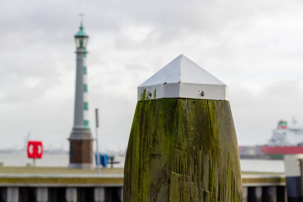 słup portowy i latarnia morska w mieście vlaardingen, the neterlands - life jacket buoy sign sky zdjęcia i obrazy z banku zdjęć