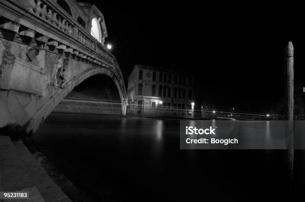 Exposición Larga Fotografía Debajo Del Puente De Rialto En Venecia Italia La Noche Foto de stock y más banco de imágenes de Arco - Característica arquitectónica