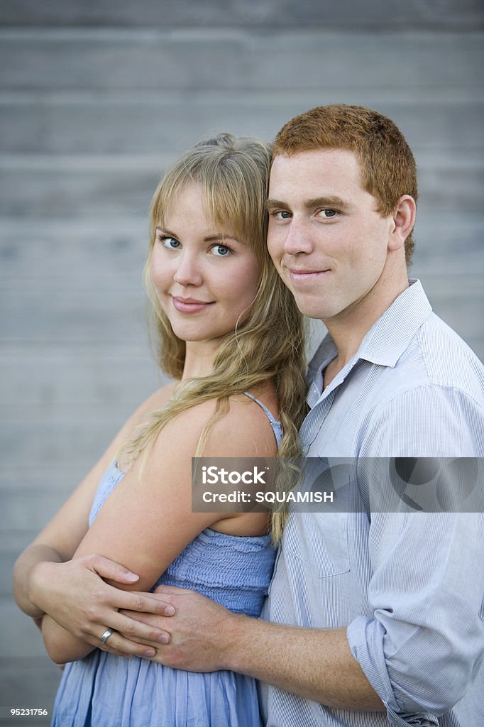 Felice caucasico coppia Abbracciare una persona - Foto stock royalty-free di Abbigliamento casual