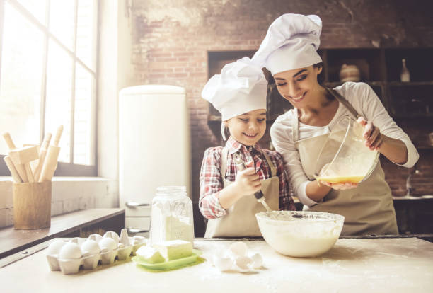 mom and daughter baking - family mother domestic life food imagens e fotografias de stock