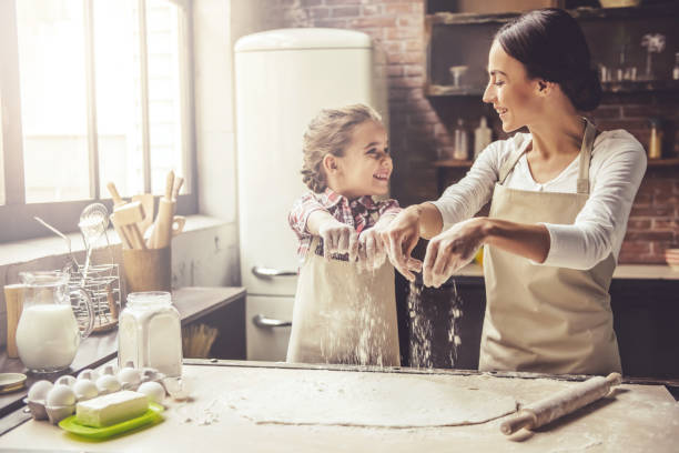 mom and daughter baking - family mother domestic life food imagens e fotografias de stock