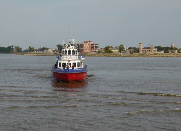 navio da guarda costeira patrulhar o rio de mississippi - new orleans steamboat orleans new - fotografias e filmes do acervo