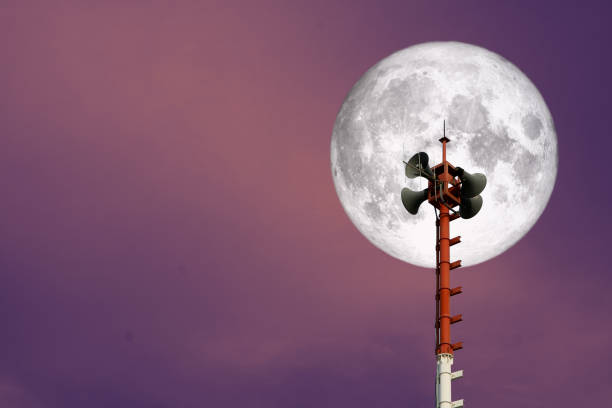 borne signal arrière super lune dans le ciel nocturne - romantic sky audio photos et images de collection